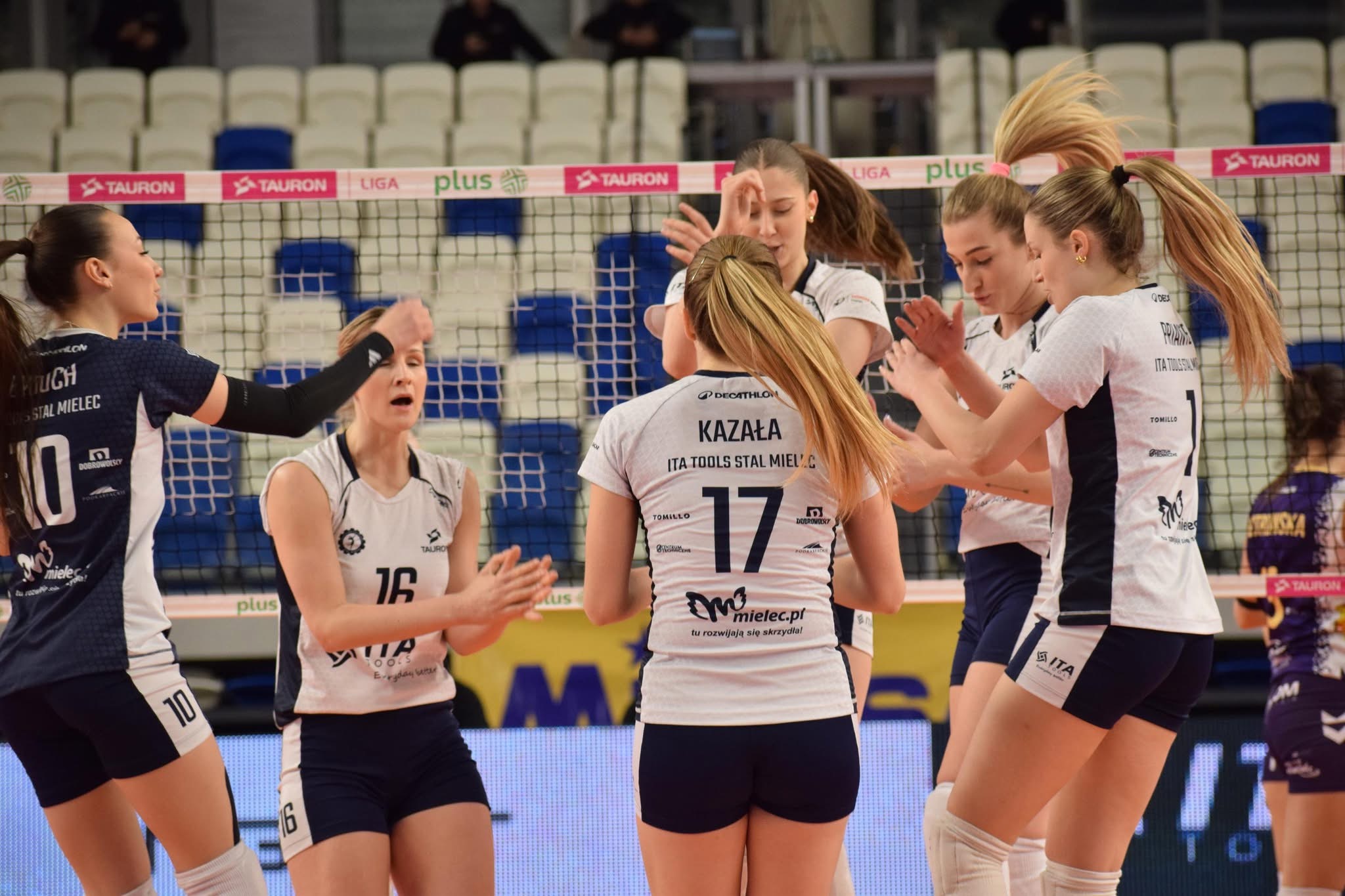 Zawodniczki podczas gry w siatkówkę